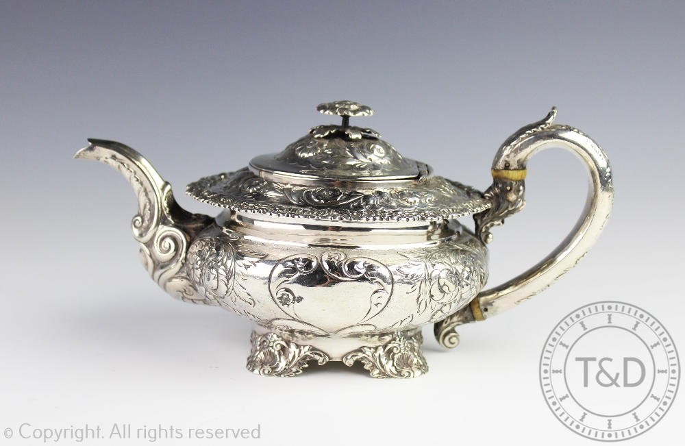 A George IV silver tea pot 'J. - Image 2 of 3