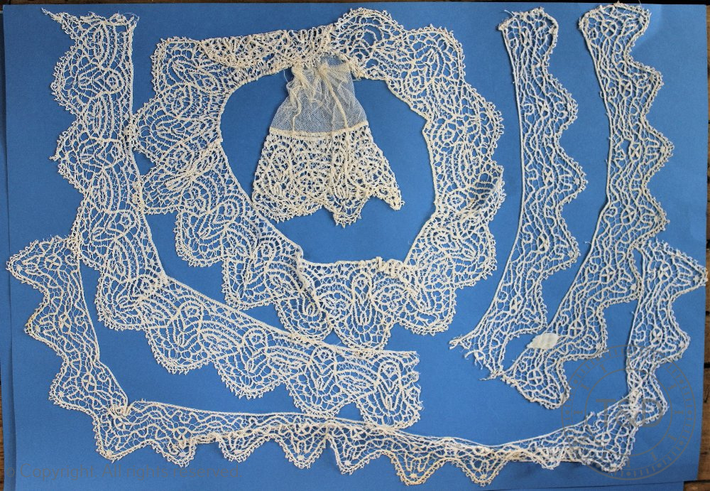 An assortment of 19th century assorted lace to include collars, flounces etc. - Bild 5 aus 6