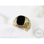A gentleman's 9ct gold and onyx signet ring, with engraved detailing, 5.