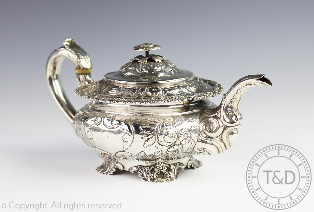 A George IV silver tea pot 'J.