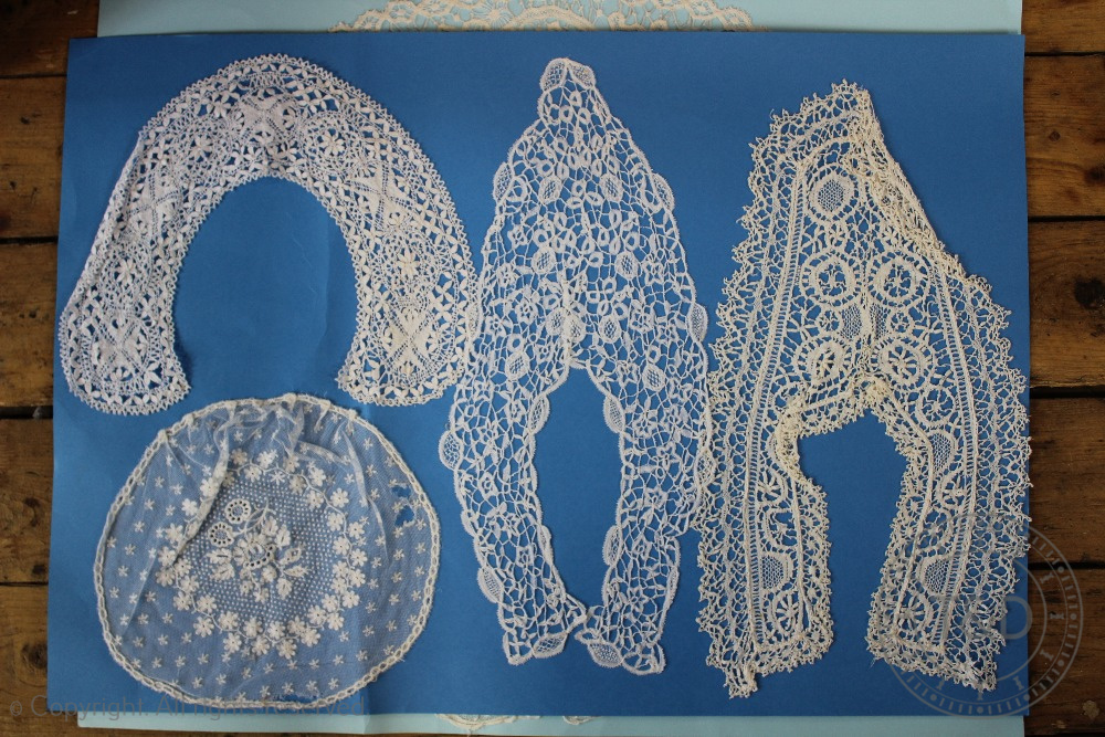 An assortment of 19th century assorted lace to include collars, flounces etc. - Bild 4 aus 6