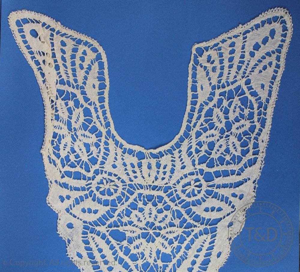 An assortment of 19th century assorted lace to include collars, flounces etc. - Bild 2 aus 6