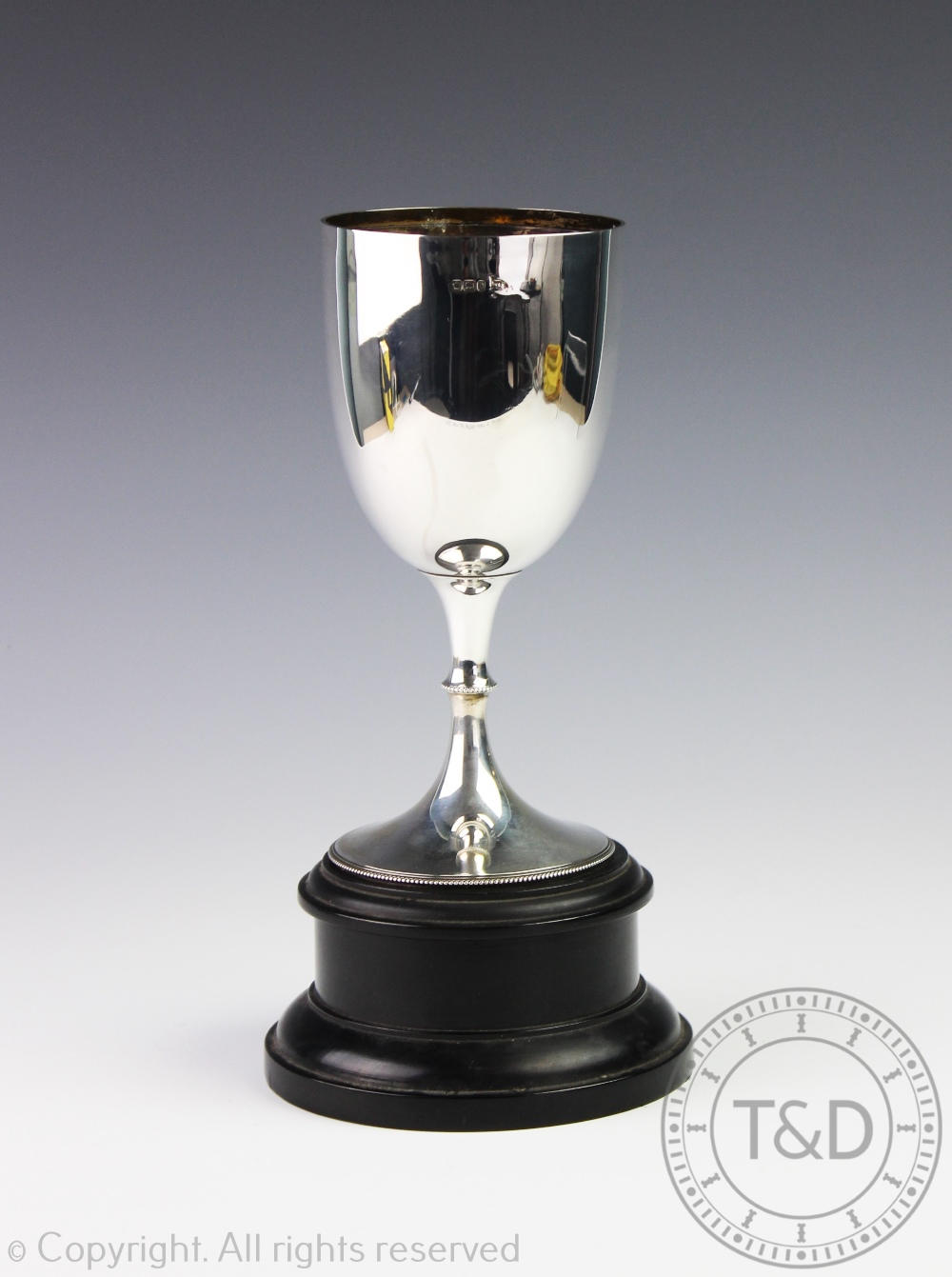 A Victorian Walker & Hall silver trophy, Sheffield 1900, with plain polished exterior, 7.