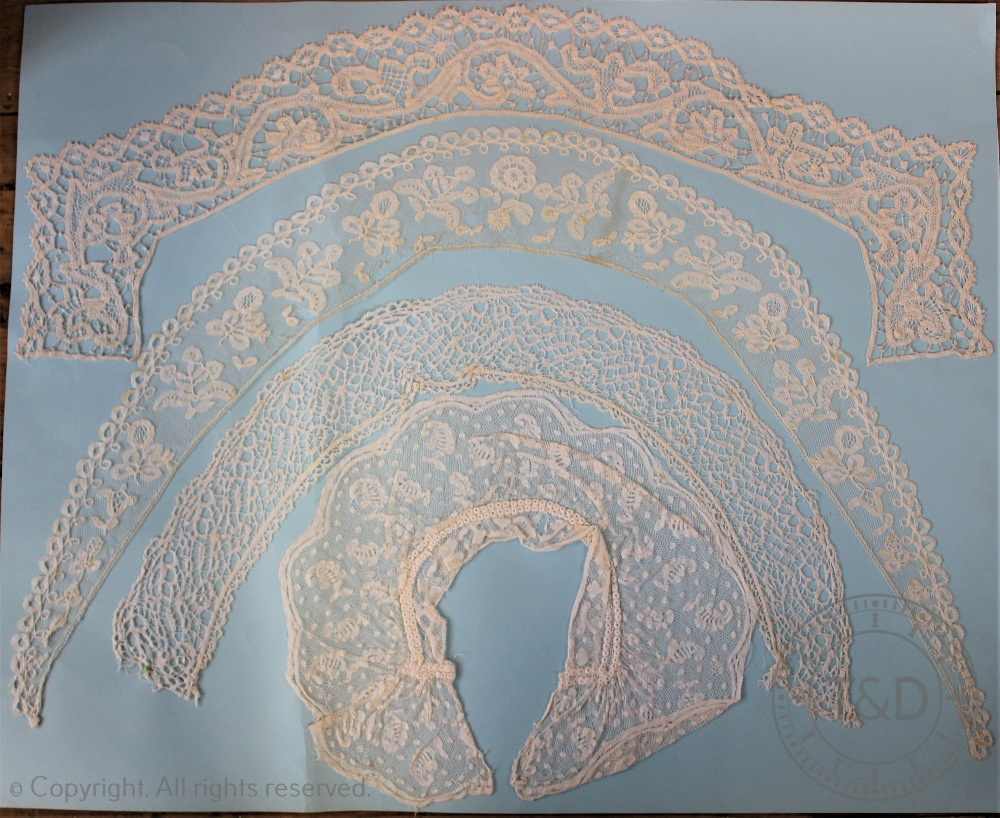 An assortment of 19th century assorted lace to include collars, flounces etc. - Bild 3 aus 6