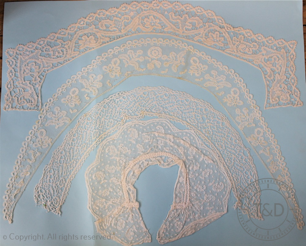 An assortment of 19th century assorted lace to include collars, flounces etc. - Bild 6 aus 6