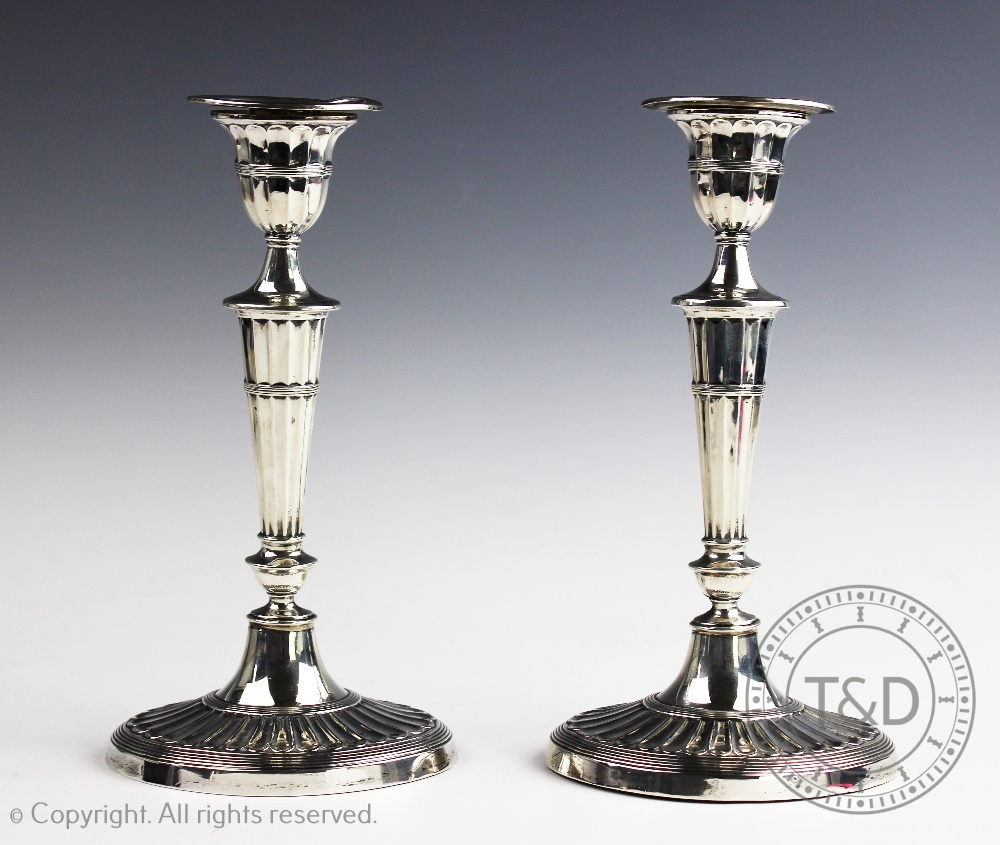 A pair of George V silver candlesticks of Adam design, Harrison Brothers, Sheffield 1917,