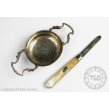 A George V silver strainer, Sheffield 1914, 13cm,