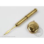 A 9ct yellow gold retractable toothpick Birmingham 1977, with engine turned decoration,