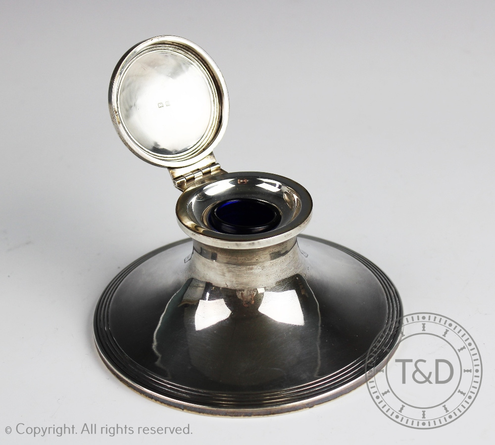 A George V silver capstan inkwell, Birmingham 1917, with blue glass liner and oak filled base, - Bild 2 aus 2