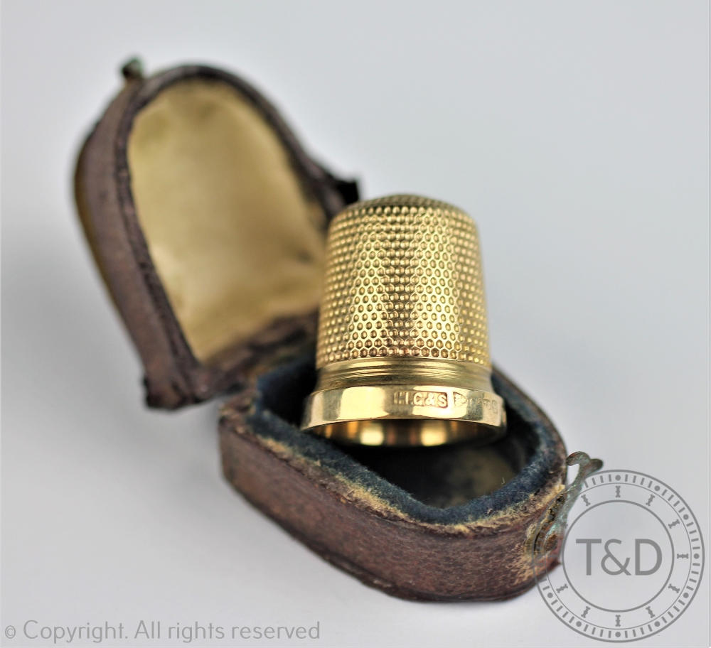 A 9ct gold thimble Chester 1929, weight 4. - Image 2 of 2