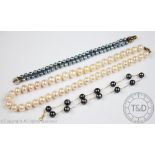 An untested pearl bracelet, the silver coloured,
