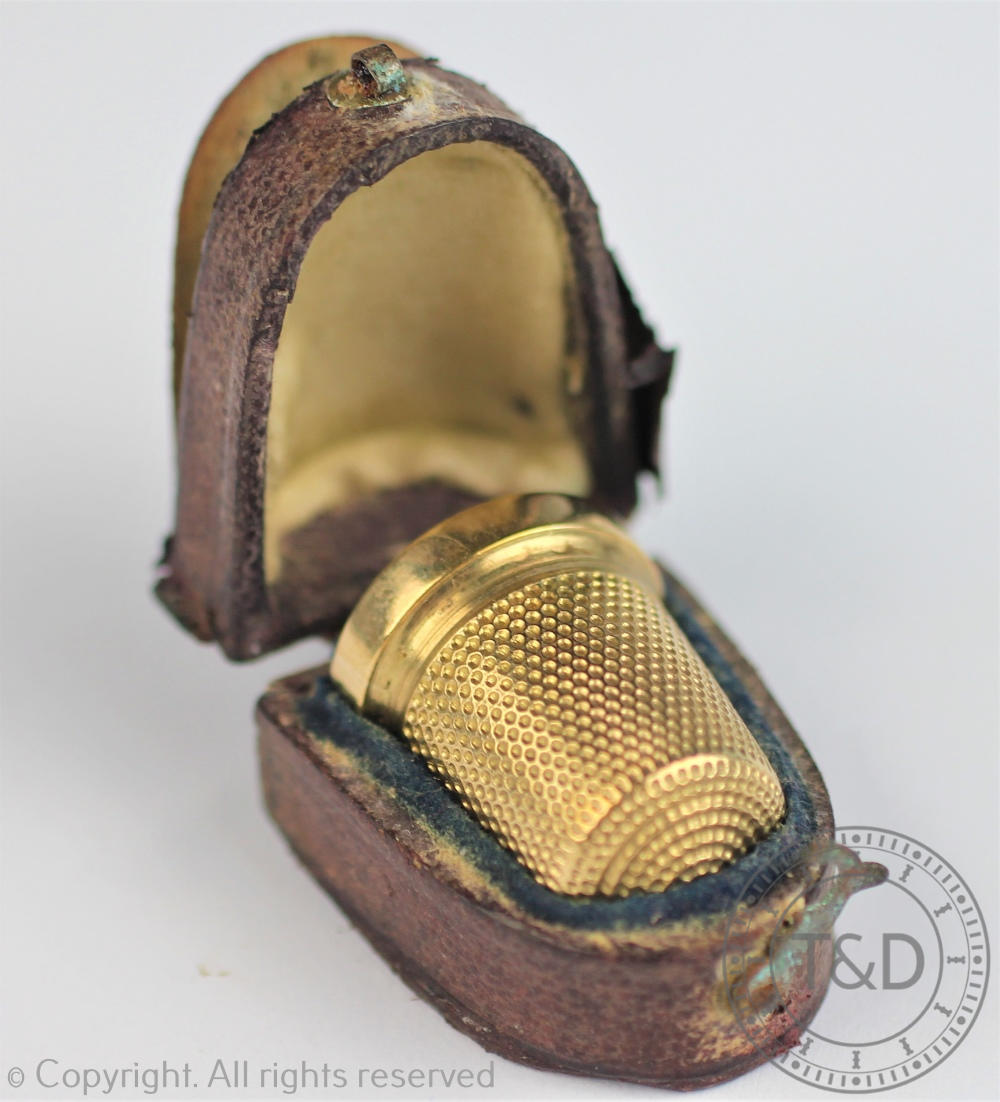 A 9ct gold thimble Chester 1929, weight 4.