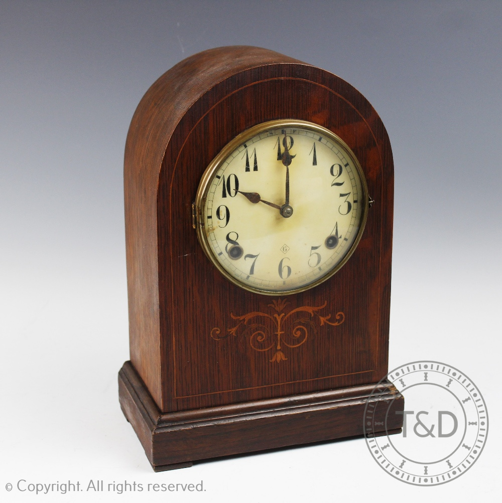 An early 20th American inlaid oak dome top mantel clock, with Arabic dial. - Bild 2 aus 2