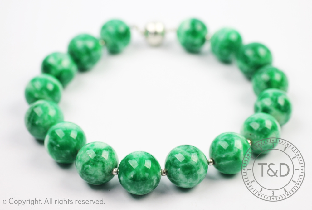 A large green agate bead necklace, designed as sixteen beads (each 2.