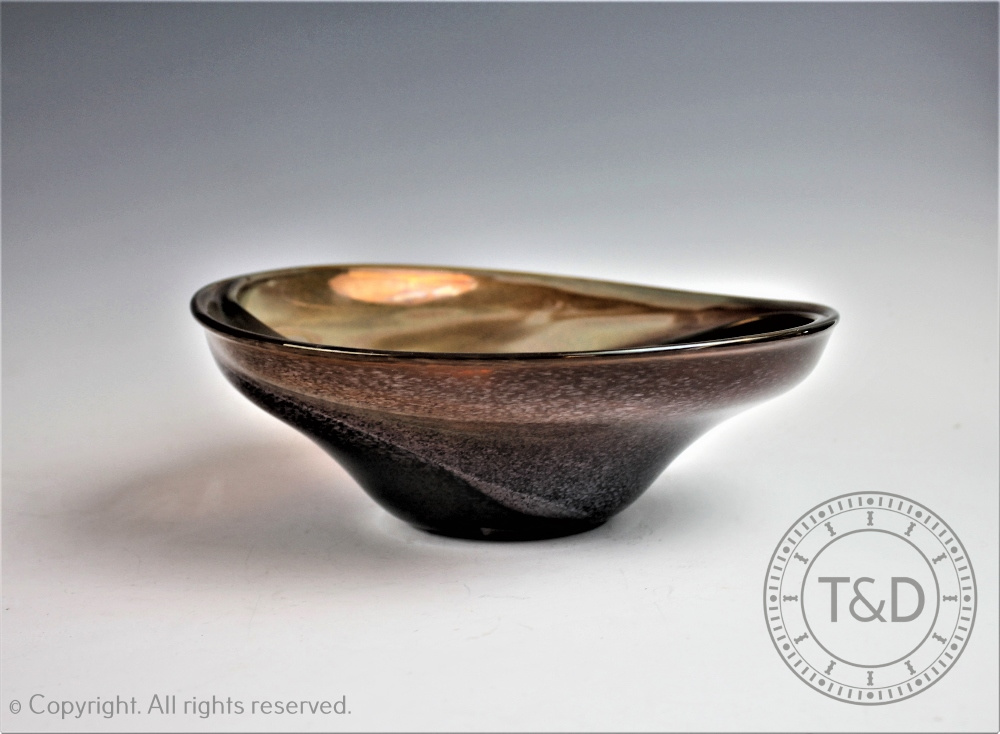 A Phil Vickery studio glass bowl, moulded into two sections and decorated in mottled colours, - Bild 2 aus 2