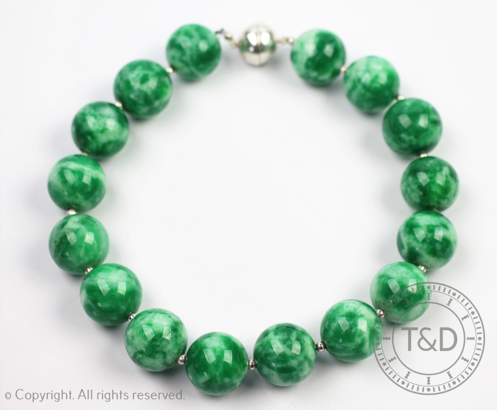 A large green agate bead necklace, designed as sixteen beads (each 2. - Image 2 of 2