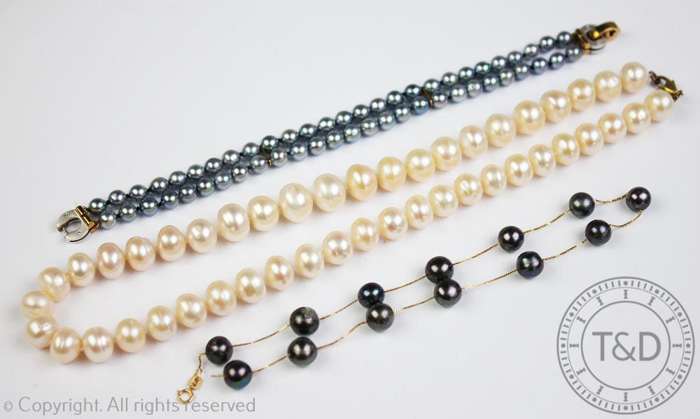 An untested pearl bracelet, the silver coloured,