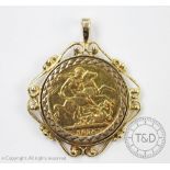 A King George V 1914 gold sovereign within a 9ct gold mount, 12.