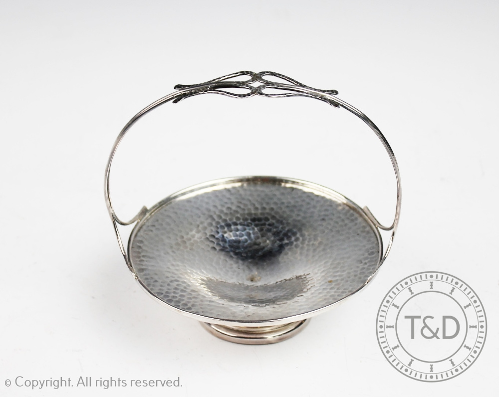 An Arts & Crafts silver basket, Payton, Pepper & Sons Ltd, Birmingham 1909, - Bild 2 aus 2