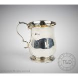 An Edwardian silver christening mug, Robinson & Co Ltd, London 1909, with scroll handle, 8cm high,