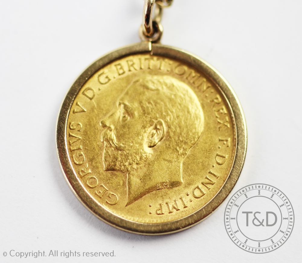 A George V gold half sovereign dated 1914 in a 9ct gold mount and suspended from a fine chain - Bild 2 aus 3
