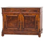 CREDENZA a due ante e due cassetti in noce e radica di noce. Francia XIX secolo Misure: cm 145 x