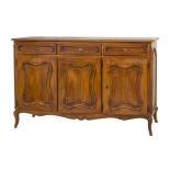 CREDENZA stile provenzale in noce. XX secolo Misure: cm 170 x 51 x h 105,5