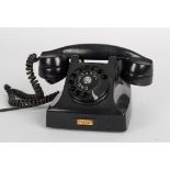 TELEFONO in bachelite nero. Anni '70 Misure: cm 24 x 18 x h 14