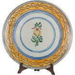 FANGOTTO in ceramica smaltata e decorata. Sicilia XIX secolo Misure: diametro cm 44,5