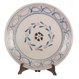 FANGOTTO in ceramica smaltata e decorata. Sicilia XIX secolo Misure: diametro cm 43