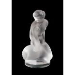 SCULTURA in cristallo Lalique raffigurante "Figura femminile con cigno". Francia XX secolo Misure: h