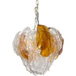 LAMPADARIO in vetro di Murano nei toni dell'ambra. Anni '70 Misure: h cm 50