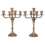 COPPIA CANDELABRI a cinque fiamme in argento sbalzato (g. 1100 peso lordo). XX secolo Misure: h cm