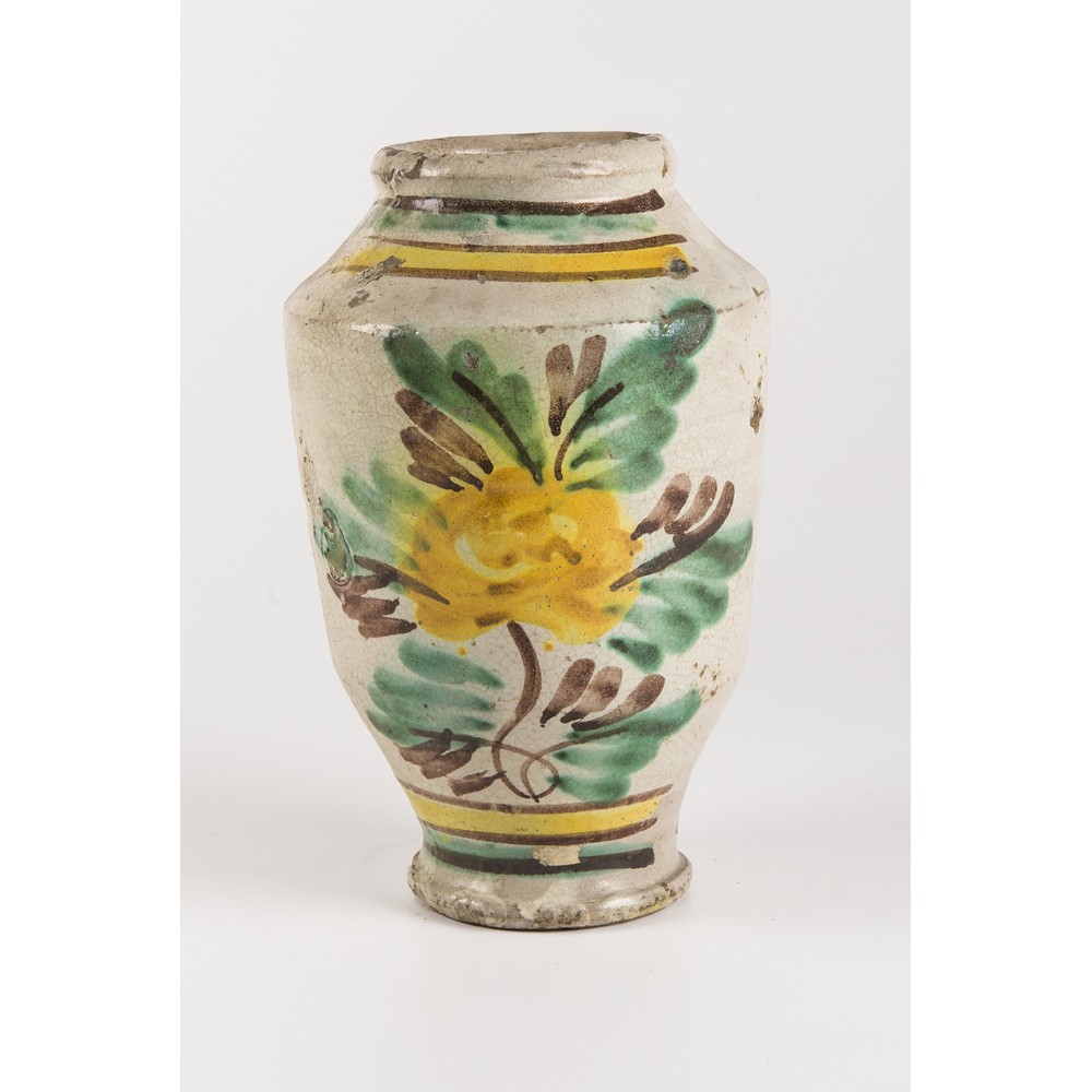 VASO in ceramica smaltata e dipinta nei toni del giallo e del verde. Sicilia XIX secolo Misure: h cm