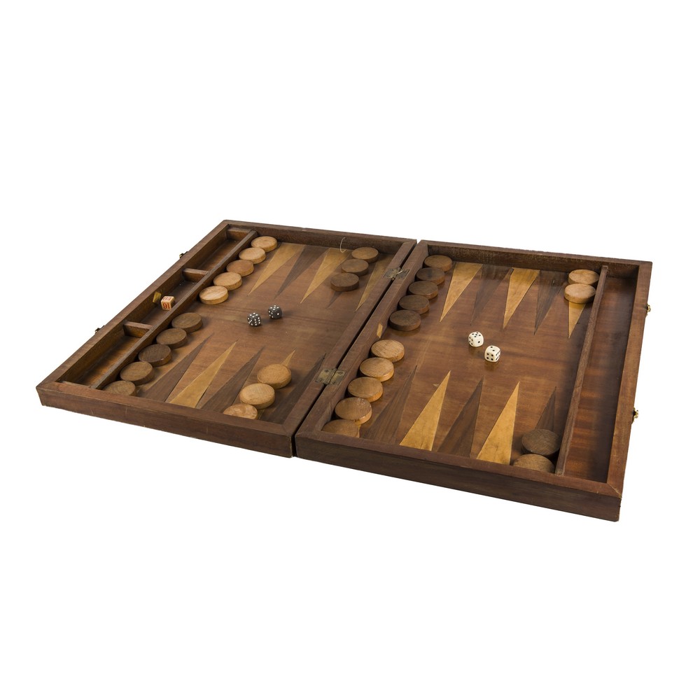 SCATOLA in mogano con gioco Backgammon. XX secolo Misure: cm 52 x 36