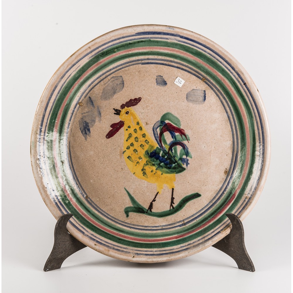 FANGOTTO in ceramica smaltata e dipinta nei toni del verde e del giallo raffigurante "Gallo".
