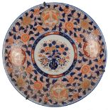 PIATTO in porcellana Imari decorata. Cina XIX secolo Misure: diametro cm 46
