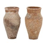 DUE GIARE in terracotta. Sicilia primi '900 Misure: h cm 53,5 - 54