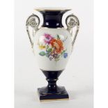 VASETTO in porcellana Meissen decorata a motivo floreale. XX secolo Misure: h cm 22