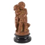 GRUPPO in terracotta "L'abbraccio dei bambini" con base in legno. XX secolo Misure: h cm 25