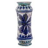 ALBARELLO in ceramica smaltata e decorata a motivo fogliaceo. Italia centrale XX secolo Misure: h cm