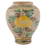 BOCCIA in ceramica smaltata e decorata. Sicilia XIX secolo Misure: h cm 22,5