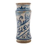 ALBARELLO in ceramica smaltata e decorata a motivo floreale e fogliaceo. Spagna XVIII secolo Misure: