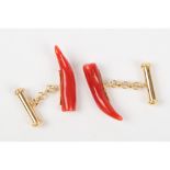 COPPIA GEMELLI in oro 18 Kt. e corallo rosso. XX secolo