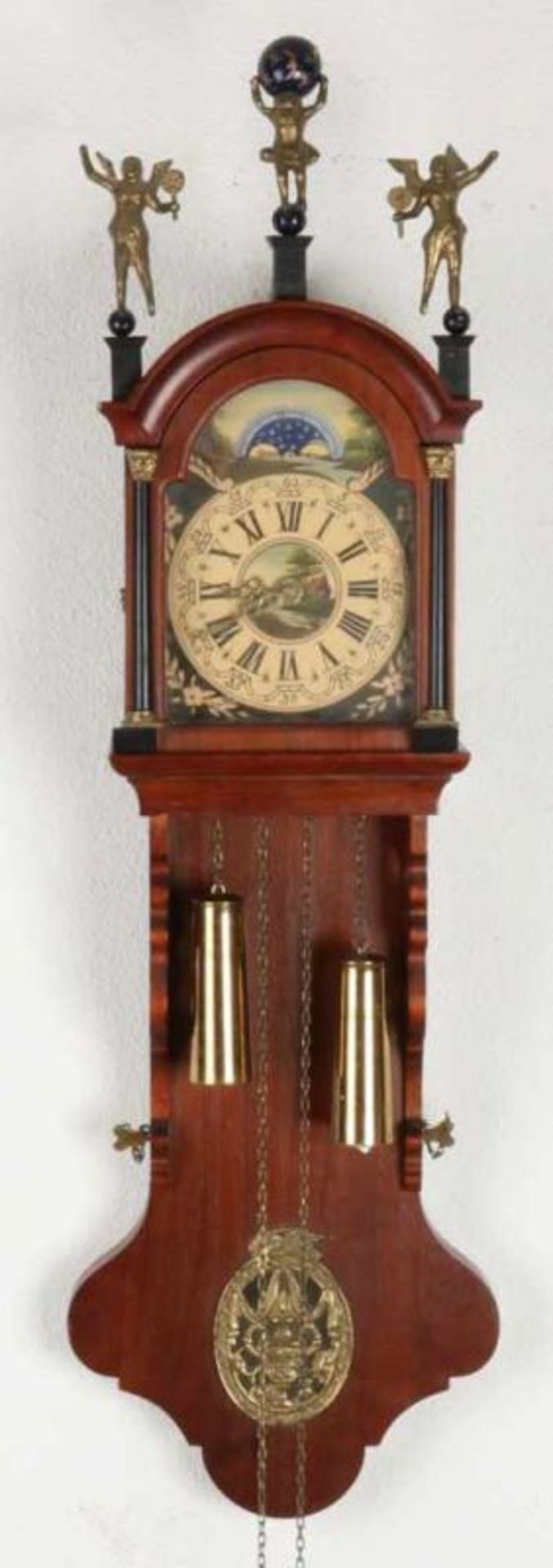 Mahogany Frisian tail clock with moon stand. Second half of the 20th century. Size: 94 cm. In good