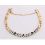 Beautiful yellow gold bracelet, 750/000, with diamonds and emerald. Link bracelet with on the top