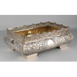 Imposing silver table piece, 925/000. Large rectangular dish with bulging edges decorated with