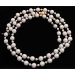 Long pearl necklace of saltwater cultivated pearls, ø 3.5 mm and 7 mm, with yellow gold clasp and