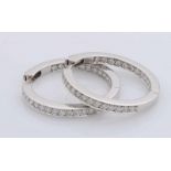 Beautiful white gold earrings, 750/000, with diamonds. Hinged Creoles, square tube, at the front and