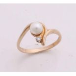 Ring, 416/000, with cultive pearl and diamond. Ring with a kind of curl with a cultivé pearl,